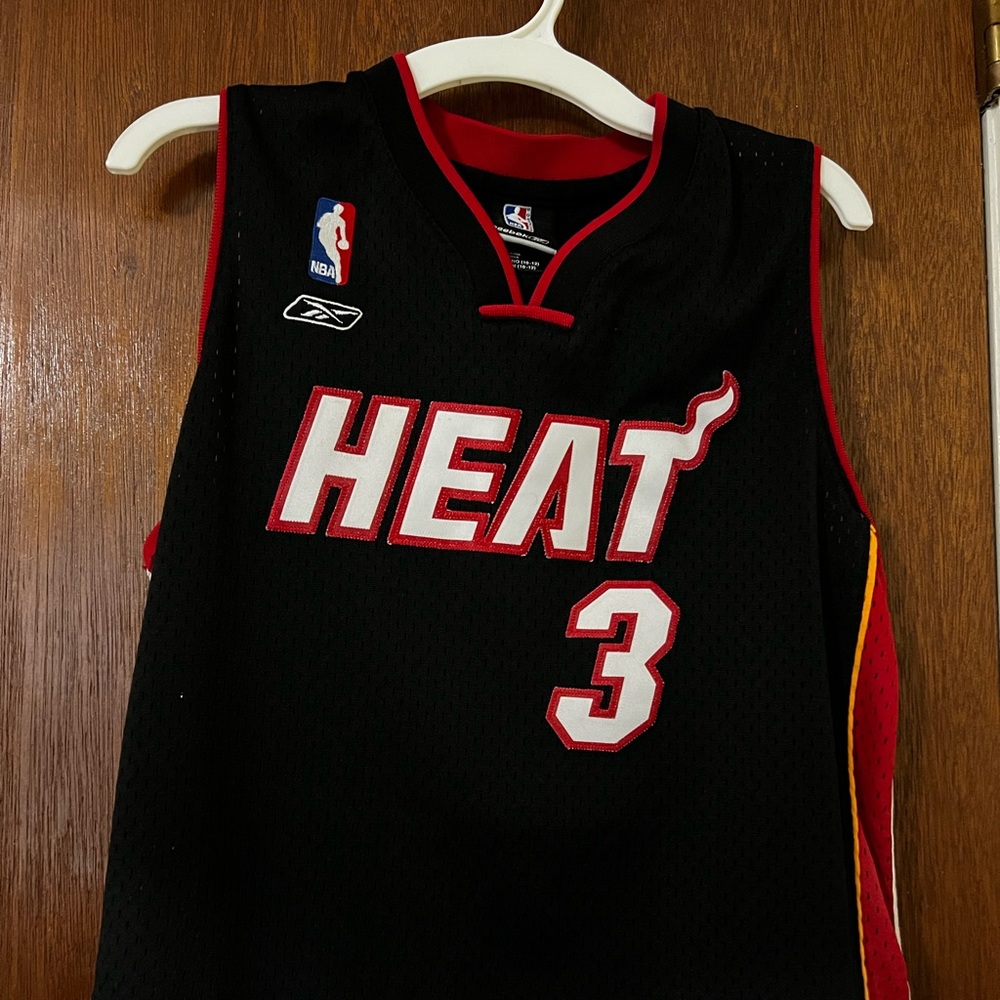 Miami Heat Dwayne Wade jersey. Boys medium